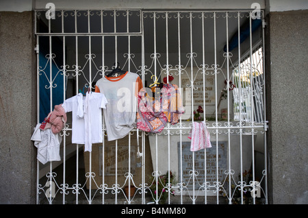 Una famiglia filippino il servizio lavanderia è appesa ad asciugare su un mausoleo a Makati City cimitero in Makati Manila, Filippine. Foto Stock