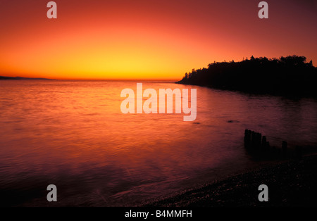 Alba luce sulla sponda nord del Lago Superior dall artista del punto Grand Marais Minnesota Foto Stock