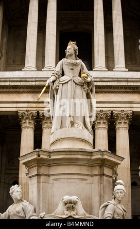 Statua della Regina Anna fuori dalla facciata ovest della Cattedrale di St Paul Londra Regno Unito Foto Stock