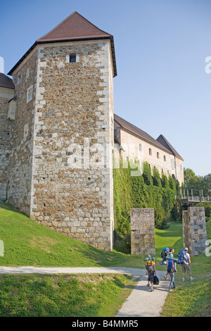 Gruppo di turisti backpacker nel cortile del medievale castello di Lubiana a Lubiana la capitale della Slovenia in Europa centrale Foto Stock