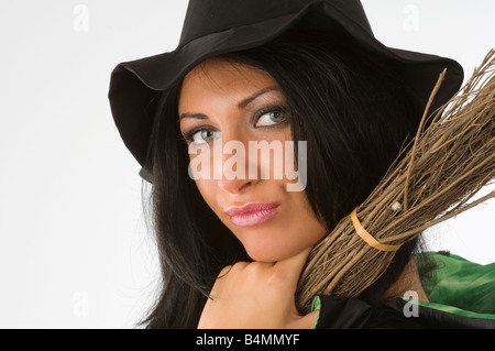 In prossimità di un grazioso strega con cappello e gli occhi blu Foto Stock