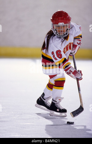 Ragazza giovane la riproduzione di hockey su ghiaccio Foto Stock