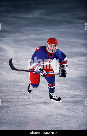 Ghiaccio giovane giocatore di hockey in azione. Foto Stock