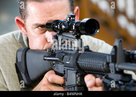 Un uomo si prefigge un AR 15 Bushmaster fucile. Foto Stock