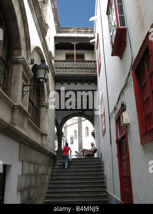 Vicolo in esecuzione da Plaza de España, Santa Cruz de La Palma, La Palma, Canarie, Islas Canarias, Spagna, España, Europa Foto Stock