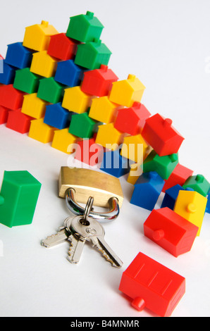 Case in miniatura, lucchetto e chiavi, immagine simbolica real estate Foto Stock