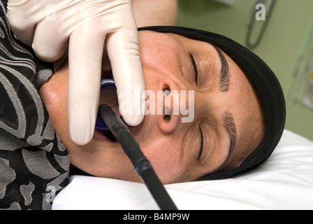 Una donna asiatica subisce una endoscopia Foto Stock