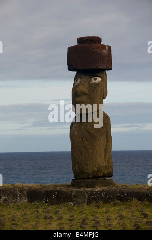 Le sculture in pietra, Moai, a ahu Tahai Isola di Pasqua, Cile Foto Stock