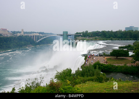 Bordo del Niagara Fall Bridal Veil lato americano nel paesaggio nebulizzato di New York USA, vista dall'alto dell'orizzonte con i turisti che vivono la vita quotidiana degli Stati Uniti ad alta risoluzione Foto Stock