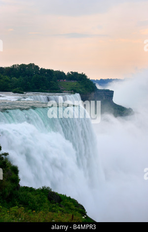 Il bordo della cascata del Niagara e del velo nuziale sul lato americano del New York USA, vista dall'alto dalla parte superiore della vita quotidiana degli Stati Uniti, che vive in verticale ad alta risoluzione Foto Stock