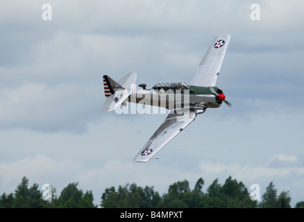 Il vecchio piano trainer North American A-6 Texano in volo durante una esibizione aerea in Alaska Foto Stock