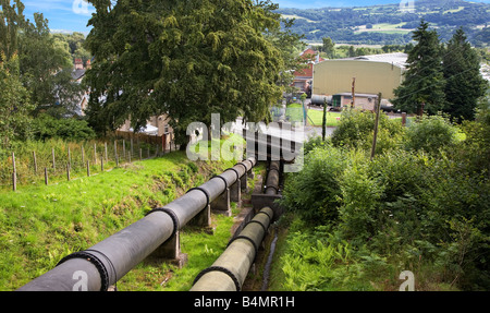 Le tubazioni che trasportano acqua in strada e giù per la collina per Dolgarrog idro elettrica stazione di potenza vicino a Conwy Galles del Nord Foto Stock