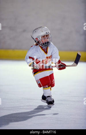 Ghiaccio giovane giocatore di hockey in azione Foto Stock