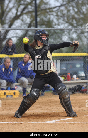 Un high school catcher femmina lancia la palla durante un bunt giocare da casa base nel Connecticut USA Foto Stock