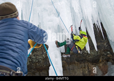 Arrampicata su ghiaccio durante il Michigan Ice Fest a Pictured Rocks National Lakeshore in Munising Michigan Penisola Superiore Foto Stock