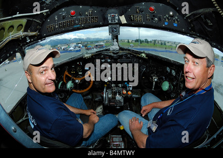 I piloti in pozzetto del leggendario vecchio aereo di linea Douglas DC-3 Dakota, Anchorage, Alaska, STATI UNITI D'AMERICA Foto Stock