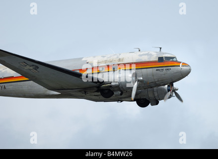 Il vecchio aereo Douglas DC-3 Dakota in volo durante l'Artico Thunder airshow 2008 - Anchorage - Alaska - USA Foto Stock