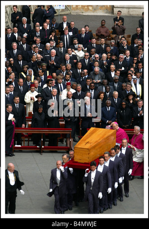 Papa Giovanni paolo II funerali in St Peters Sq Roma la Messa da Requiem è stato guardato da decine di migliaia di persone nella piazza inculding oltre 200 leader politici di tutto il mondo la nostra immagine mostra la bara contenente il Papa s corpo passa da 200 leader politici di tutto il mondo che hanno partecipato ai funerali Foto Stock