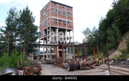 Torre di sollevamento di una miniera vi sono numerose miniere operative in Bulgaria tra molte mine che generano differenti elementi quali zinco e piombo fabbriche vicino alle miniere del processo resoucres e fare separare gli elementi diversi e li compatta le condizioni di lavoro sono estremamente ostile e pericoloso come molti gas terrà per cui le persone non sono protetti contro i lavoratori a basso salario e muoiono giovani Foto Stock