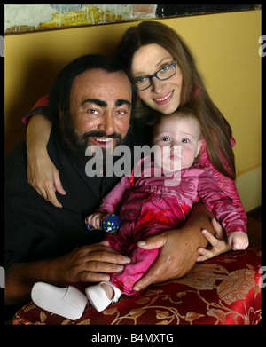 La cantante lirica Luciano Pavarotti raffigurato nella sua città natale in Italia con la fidanzata Nicoletta Mantovani e loro 9 mese fa figlia Alice Foto Stock