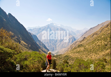 Vista dall'Inca Trail,Camino Inka,vicino Llulluchapampa oltre l'alto Ande del Perù il secondo giorno due dei quattro giorni di trekking Foto Stock