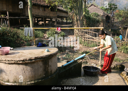 Una donna riceve acqua da una pompa del villaggio a Mae Sot Refugee Camp circa 130 000 profughi birmani si sono insediati in Thailandia a causa di opression nella loro patria del Myanmar Birmania circa 30 000 profughi vivono ora in Mae Sot ovest della Thailandia e di ricevere aiuti umanitari un altro 200 rifugiati birmani si sono insediati in La per lei un villaggio sul lato birmano della frontiera con la Thailandia la rifiutano di croce perché vogliono rimanere nella loro patria questi rifugiati sostenere il movimento ribelle KNLA Karen Esercito di liberazione nazionale che opera nella Birmania orientale Gen 2007 Foto Stock