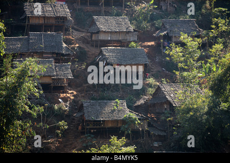 Primo piano delle capanne dei profughi in un campo a Mae Sot circa 130 000 profughi birmani si sono insediati in Thailandia a causa di opression nella loro patria del Myanmar Birmania circa 30 000 profughi vivono ora in Mae Sot ovest della Thailandia e di ricevere aiuti umanitari un altro 200 rifugiati birmani si sono insediati in La per lei un villaggio sul lato birmano della frontiera con la Thailandia la rifiutano di croce perché vogliono rimanere nella loro patria questi rifugiati sostenere il movimento ribelle KNLA Karen Esercito di liberazione nazionale che opera nella Birmania orientale Gen 2007 Foto Stock