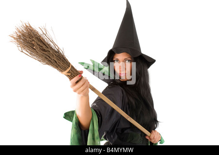 In prossimità di una strega carino con hat giocando con una scopa Foto Stock