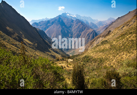 Vista dall'Inca Trail,Camino Inka,vicino Llulluchapampa oltre l'alto Ande del Perù il secondo giorno due dei quattro giorni di trekking Foto Stock