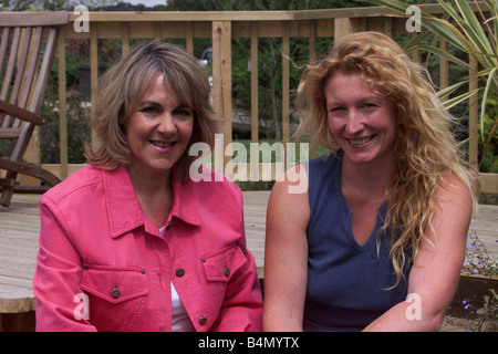 Charlie Dimmock presentatore TV giardiniere Luglio 1999 raffigurata con Nina Myskow specchio giornalista personale al Watergarden a Romsey Hampshire Foto Stock