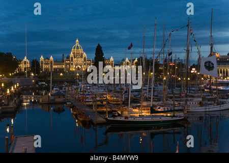 Le navi alte riempiono il porto al tramonto durante il Tall Ships Festival a Victoria, British Columbia Foto Stock