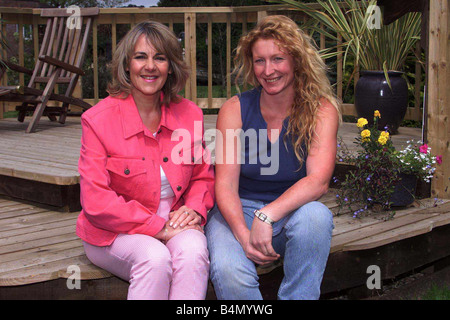 Charlie Dimmock presentatore TV giardiniere Luglio 1999 raffigurata con Nina Myskow specchio giornalista personale al Watergarden a Romsey Hampshire Foto Stock