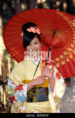 Ragazza giapponese con ombrellone sulla venuta di età giorno Seijin no Hi modello rilasciato n. C 116 Foto Stock