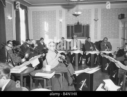 Il clarinettista americano Benny Goodman visto qui le prove per un Albert Hall in concerto a Londra s St Pancras Town Hall strumento musicale clarinetto Settembre 1971 Mirrorpix Foto Stock