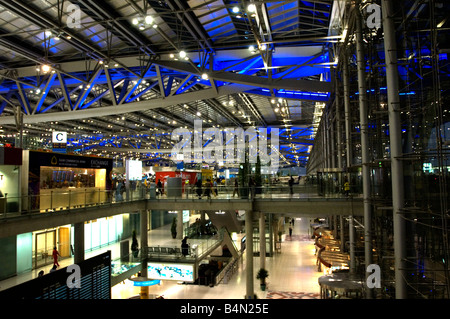 Il livello di partenza del nuovo aeroporto di Suvarnabhumi il nuovo mozzo dell Asia del sud-est Foto Stock