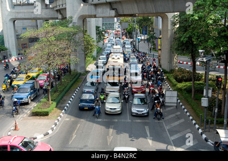 Il traffico mattutino sulla Phaya Thai Road di fronte al MBK Centre Foto Stock