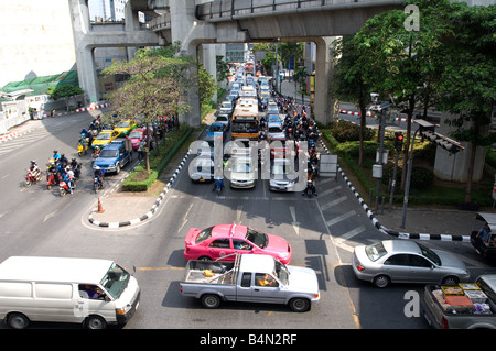 Il traffico mattutino sulla Phaya Thai Road di fronte al MBK Centre Foto Stock