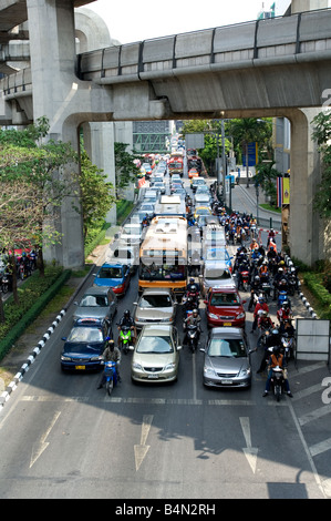 Il traffico mattutino sulla Phaya Thai Road di fronte al MBK Centre Foto Stock