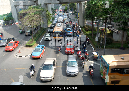 Il traffico mattutino sulla Phaya Thai Road di fronte al MBK Centre Foto Stock