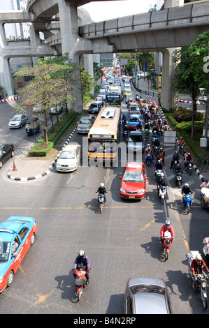 Il traffico mattutino sulla Phaya Thai Road di fronte al MBK Centre Foto Stock