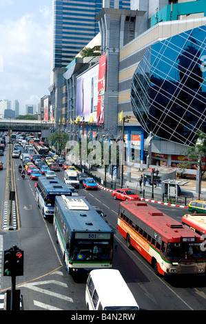 Il traffico mattutino sulla Phaya Thai Road accanto al MBK Centre Foto Stock