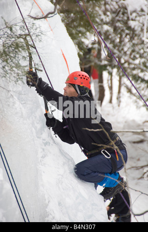 Arrampicata su ghiaccio durante il Michigan Ice Fest a Pictured Rocks National Lakeshore in Munising Michigan Penisola Superiore Foto Stock