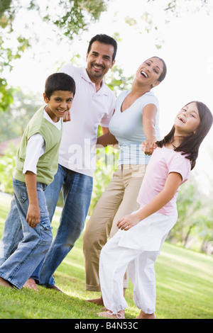 Famiglia all'aperto nel parco e di incollaggio sorridente (messa a fuoco selettiva) Foto Stock