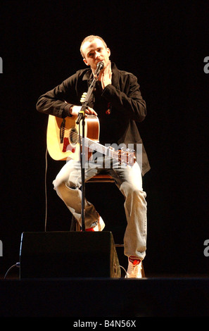 Gruppo di Travis band Marzo 2002 eseguendo a Holyrood High School di Glasgow cantante Fran Healy Foto Stock