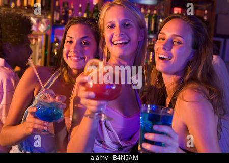 Giovani donne in un bar Foto Stock