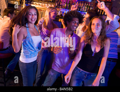 I giovani ballare in un bar Foto Stock