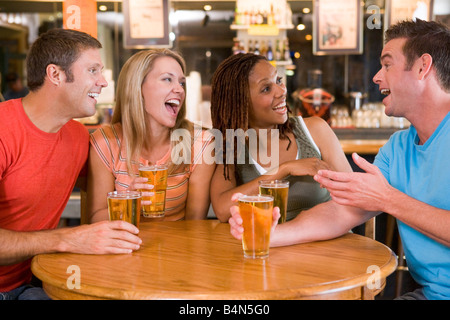 Due coppie di birra insieme Foto Stock