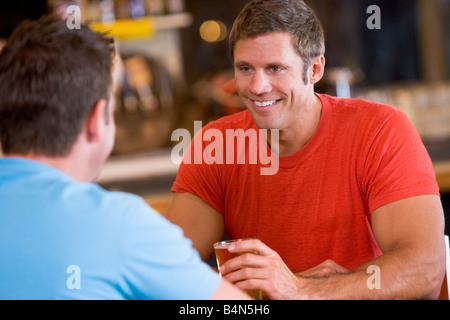 Due uomini con birra insieme Foto Stock