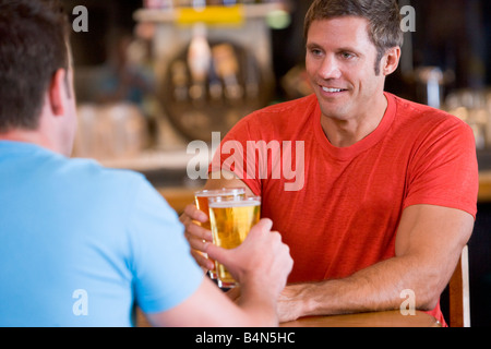 Due uomini con birra insieme Foto Stock