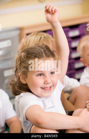 Studente in classe seduti sul pavimento del volontariato (messa a fuoco selettiva) Foto Stock